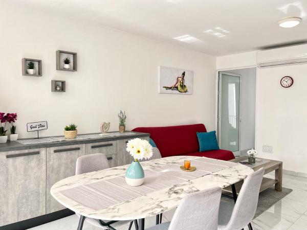 写真にはムサイダ市にあるMarina Apartmentsが写っています。