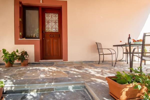 A la foto es mostra l'objecte Helen’s home situat a la ciutat de Agios Andreas.