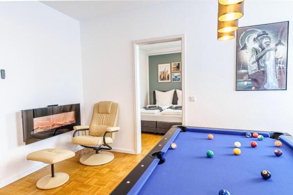 På bilden syns objektet Große Terassen-Wohnung mit Grill, Playstation 5, Billardtisch und Massagesessel som ligger i staden Haan.