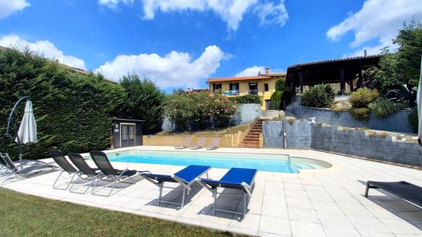 Na zdjęciu widoczny jest obiekt Murisengo Country Houses położony w mieście Scandeluzza.