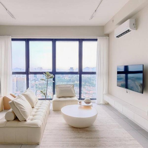 HomeCinema with Seaview, 8pax, Urban Suites by PG Home, George Town