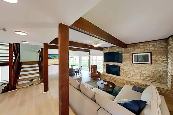 A la foto es mostra l'objecte Beautiful Mid-Century Modern Lakehouse situat a la ciutat de Austin.