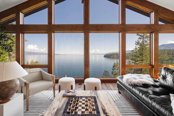 Na fotografii je vidět objekt Modern Mountain Lake House nacházející se ve městě Polson.