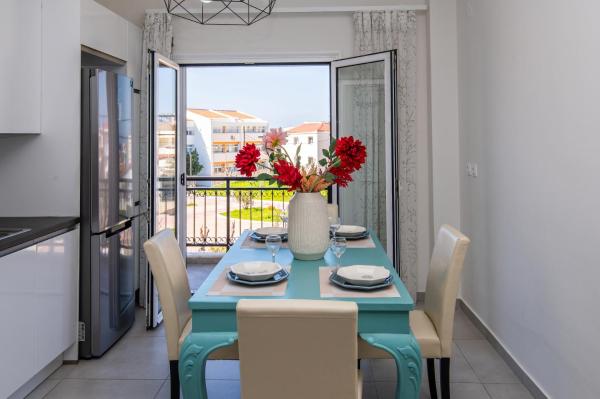 A la foto es mostra l'objecte Karlovasi Comfy Retreat situat a la ciutat de Ríva.