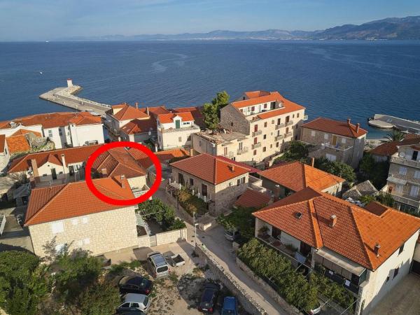 A la foto es mostra l'objecte Apartments by the sea Postira, Brac - 22206 situat a la ciutat de Postira.