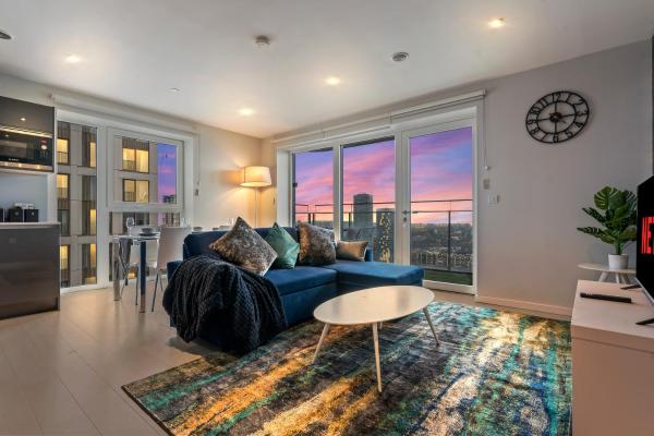 Elegant 2BR flat on 20th floor near many attractions, London