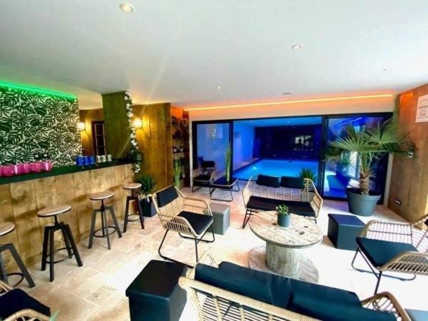 A la foto es mostra l'objecte Chalet avec accès piscine illimité situat a la ciutat de Fiennes.