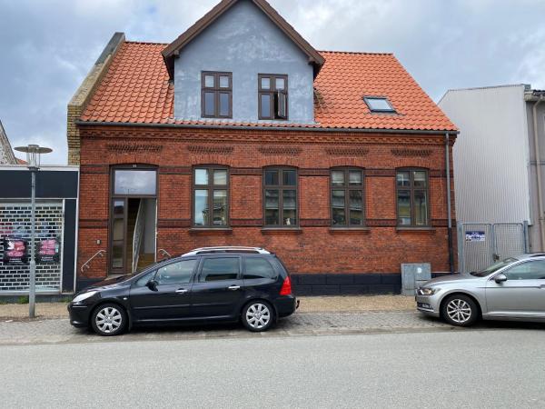 Na zdjęciu widoczny jest obiekt Oasen Ved Centrum 1 sal. położony w mieście Frederikshavn.