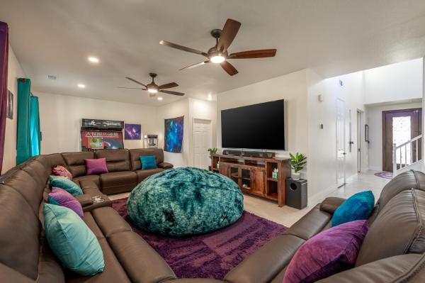 På bildet vises objektet Coachella Play - 6BR Multi-Gen Fun Zone and Retreat with free heated pool som ligger i byen Indio.