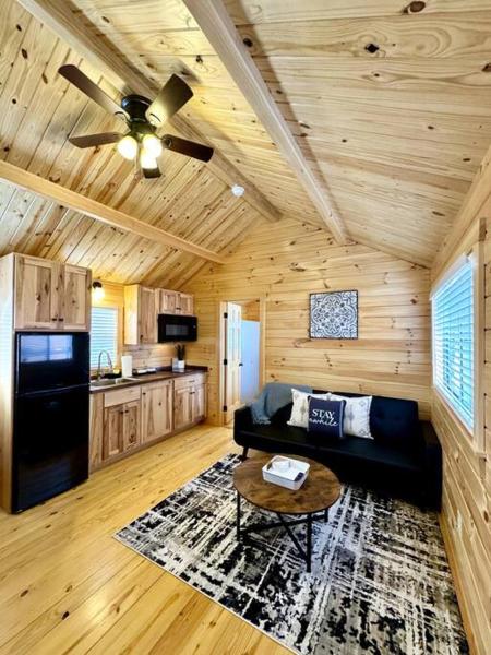 Na zdjęciu widoczny jest obiekt 2 Bedroom Log Cabin on Lake James with Loft- Private Resort Amenities położony w mieście Jacktown.