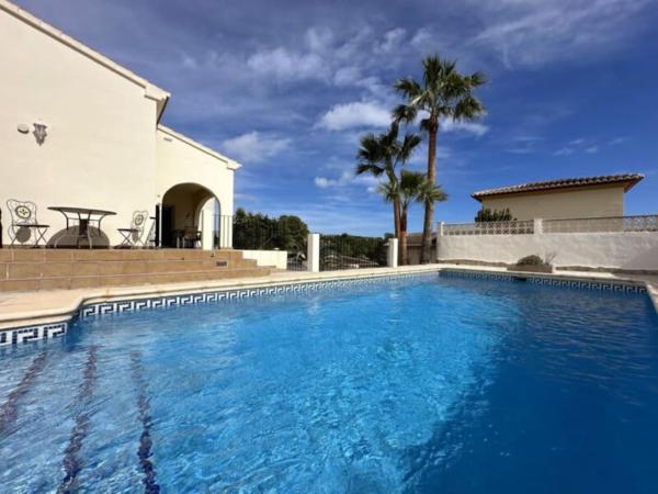 På bildet vises objektet Three bedroom villa with private pool in Moraira som ligger i byen Teulada.