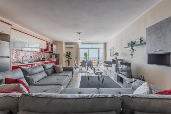 Na fotografii je vidět objekt Three Bedroom Romantic Promenade Apartment nacházející se ve městě Durrës.