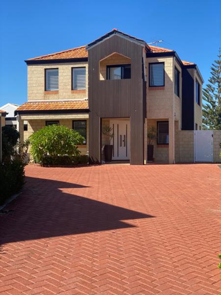 The photo shows the Hillarys Sea-View Panoramic Living located in the city of Perth.