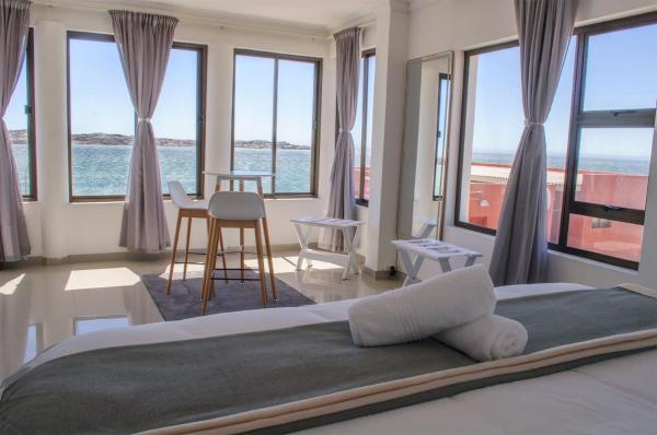 A la foto es mostra l'objecte Shark Island Guesthouse situat a la ciutat de Lüderitz.