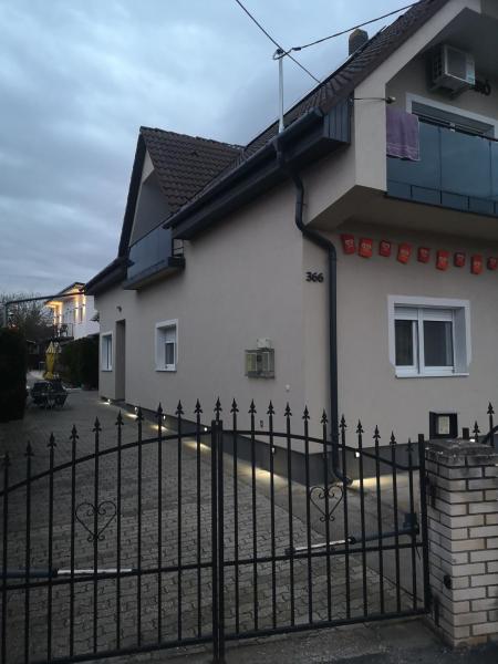 Na fotografii je vidět objekt Biró apartmanház Sármellék nacházející se ve městě Egeraracsa.