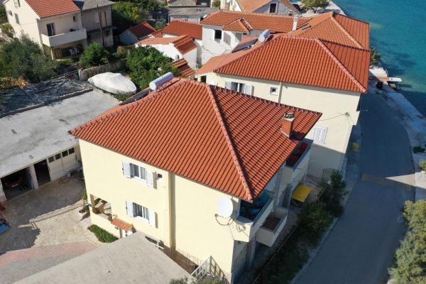 På billedet ses objektet Apartments Tiho II beliggende i byen Vinišće.