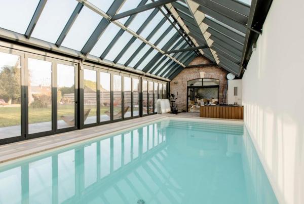 Na zdjęciu widoczny jest obiekt Écurie Les Tourelles Piscine intérieure & spa położony w mieście Rogerville.