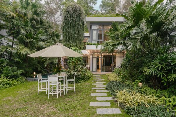 На фото показан объект Rosee Villa - Green Villa with private Pool, расположенный в городе Thanh Cao.
