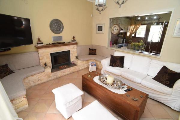 A la foto es mostra l'objecte Villa Coral situat a la ciutat de Kineta.
