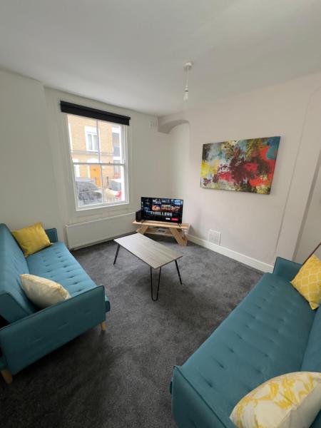 Newly Decorated 5-Bed Hackney Townhouse, London