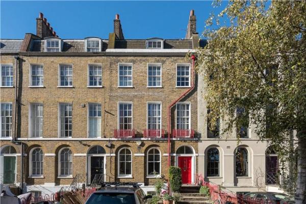 Entire Ground Floor Flat, Free Off-Street Parking and Large Garden, London