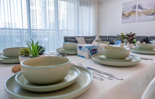 Nella foto è visibile l'oggetto Homes Beyond l Spacious 2BR Creekside Lifestyle situato nella città di Dubai.