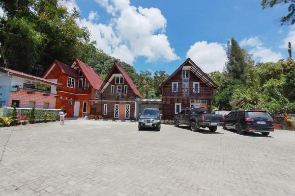 Na fotografii je vidět objekt AS Resto,Café & Hotel Mitra RedDoorz nacházející se ve městě Berastagi.