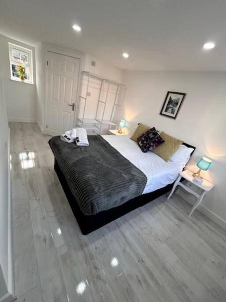 Na zdjęciu widoczny jest obiekt Lichfield City Cathedral Walk 3 Bedroom Coachhouse położony w mieście Lichfield.