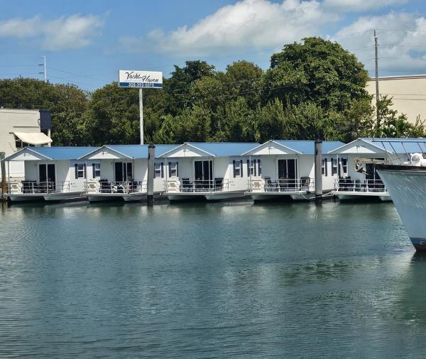 A la foto es mostra l'objecte Yacht Haven situat a la ciutat de Marathon.