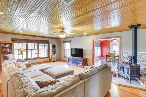 A la foto es mostra l'objecte Riverside Texas Retreat with Wraparound Porch! situat a la ciutat de Lexington.