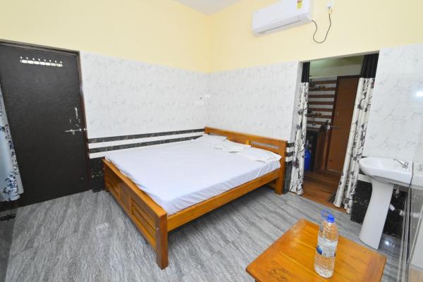 A la foto es mostra l'objecte God Gift Home Stay situat a la ciutat de Māvalli.