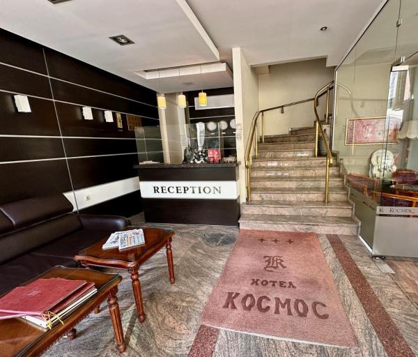 På billedet ses objektet Hotel Cosmos beliggende i byen Mechka.