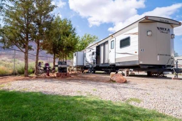 Na foto é possível ver o objeto Moab RV Resort RV III Fully Setup OK43 localizado na cidade de Moab.