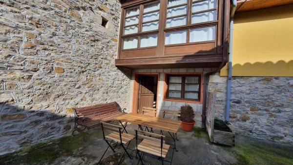 Na fotografii je vidět objekt La Casina de Valeriana nacházející se ve městě Piñeres.