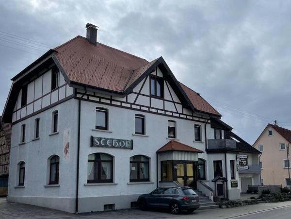 På billedet ses objektet Gasthof Seehof beliggende i byen Illmensee.