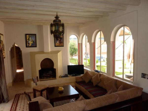 照片显示了位于Marrakech市的Exceptionnelle Villa riad avec cuisinière-Piscine chauffée-Fibre internet物件。