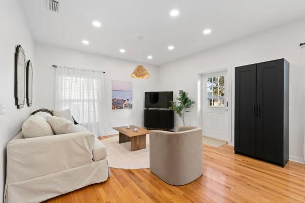 På bildet vises objektet Uptown Loft - Bright - Modern - Walkable som ligger i byen St. Augustine.
