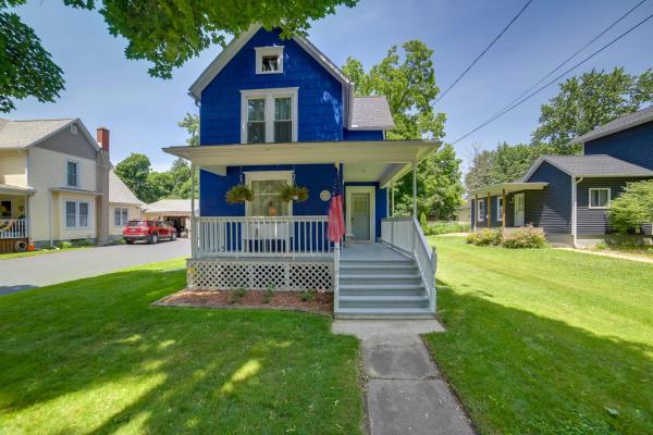 Bbq, Fire Pit & Yard: Family Home In Adrian - Michigan