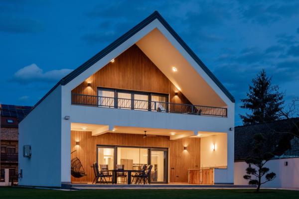 På billedet ses objektet Eagle’s Nest Villa beliggende i byen Lug.