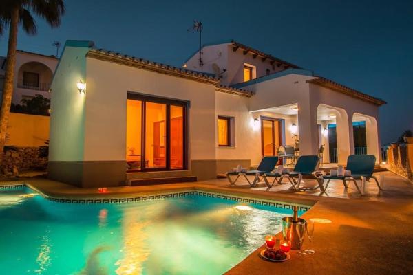 A la foto es mostra l'objecte Villa Paraíso situat a la ciutat de Calp.