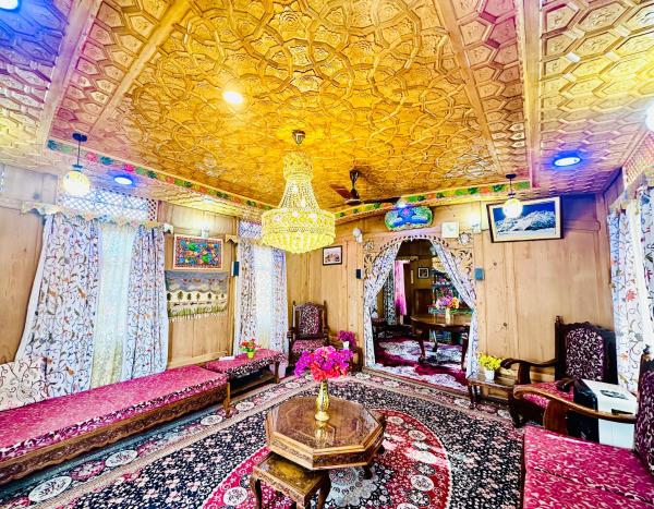 A la foto es mostra l'objecte Houseboat New world situat a la ciutat de Srinagar.
