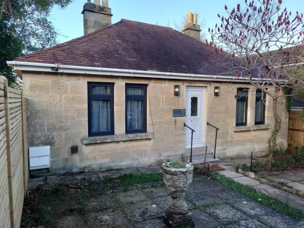 Newly renovated 2-bed bungalow, Bath