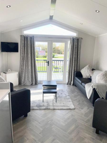 På billedet ses objektet 4Guests-2Bedroom-WiFi-Tv beliggende i byen Weston.