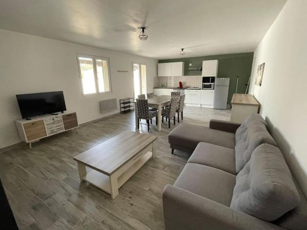 Na zdjęciu widoczny jest obiekt Au petit Olivier, Appartement avec jardin et piscine położony w mieście Grans.