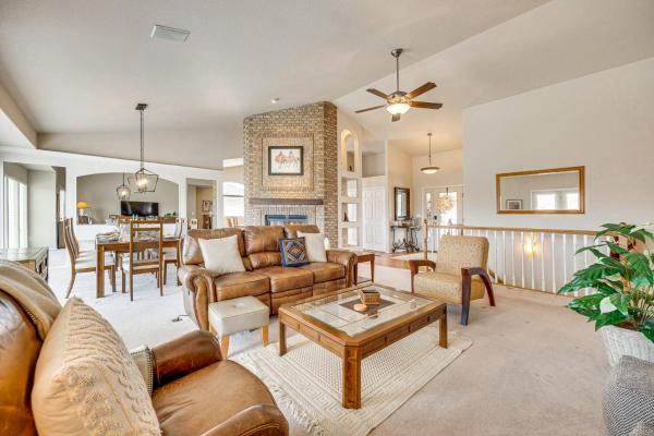 A la foto es mostra l'objecte Large Colorado Springs Home with View of Pikes Peak! situat a la ciutat de Pikeview.