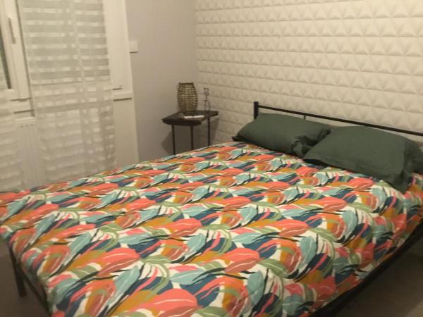 На фото показан объект Chambre hote tout confort située 300 m mer 100 m rue de la mer ouistreham si plusieurs nuits location simple, расположенный в городе Уистреам.