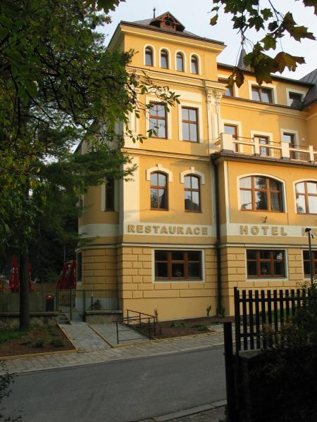 A la foto es mostra l'objecte Hotel Hron situat a la ciutat de Náchod.