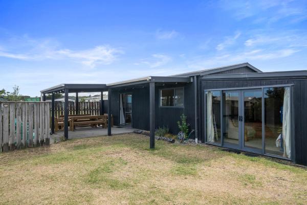 照片显示了位于Himatangi市的Himatangi Kiwi Bach - Himatangi Beach Holiday Home物件。