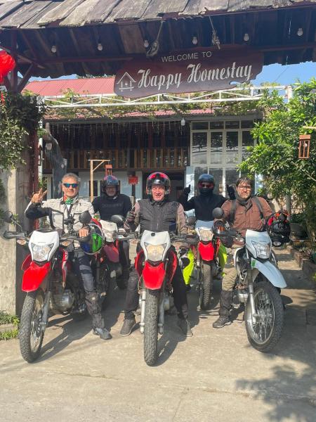 The photo shows the Hà Trang Homestay located in the city of Làng Chan Han.