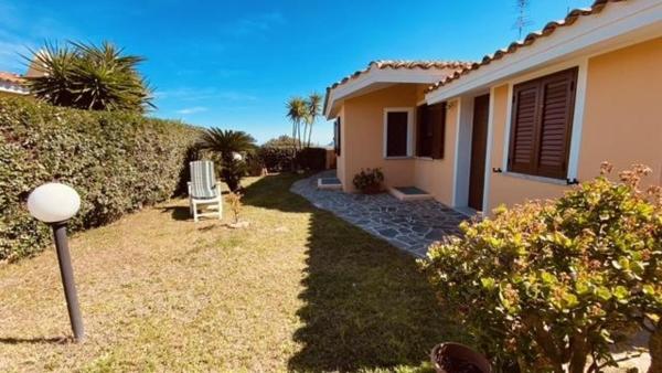 The photo shows the Casa Oberto located in the city of Porto San Paolo.